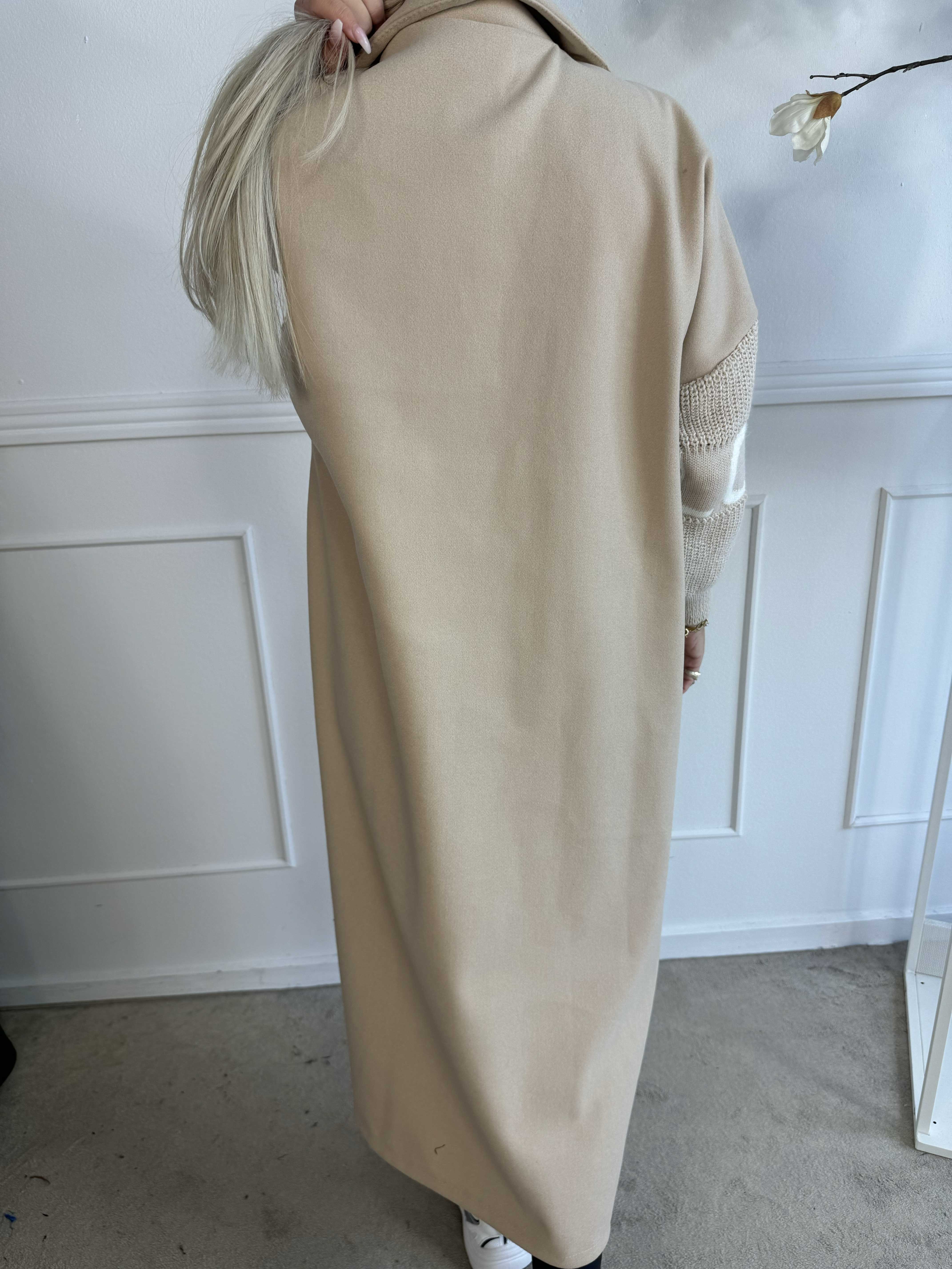 Debbie - Fin kappa med stickade ärmar